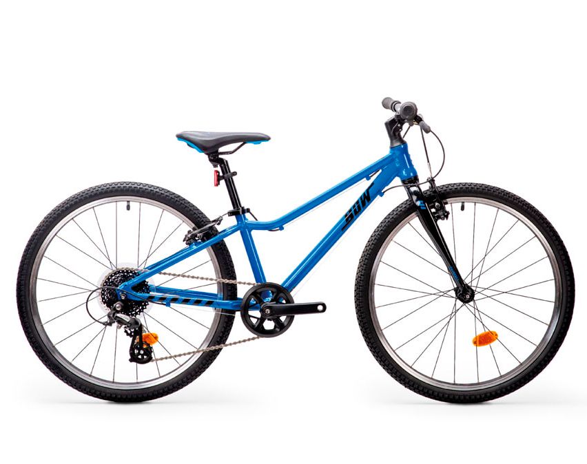 Ein blaues Mountainbike mit schwarzem Sattel, Lenker und Rahmen. Es hat orange Reflektoren an den Rädern. Das Wort 'SUW' ist auf dem Rahmen gedruckt.