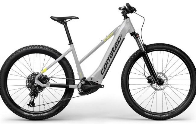 Ein weißes und schwarzes Mountainbike mit breiten Reifen und dem Wort 'coratec' auf dem Rahmen. Es wird auf einem weißen Hintergrund angezeigt.