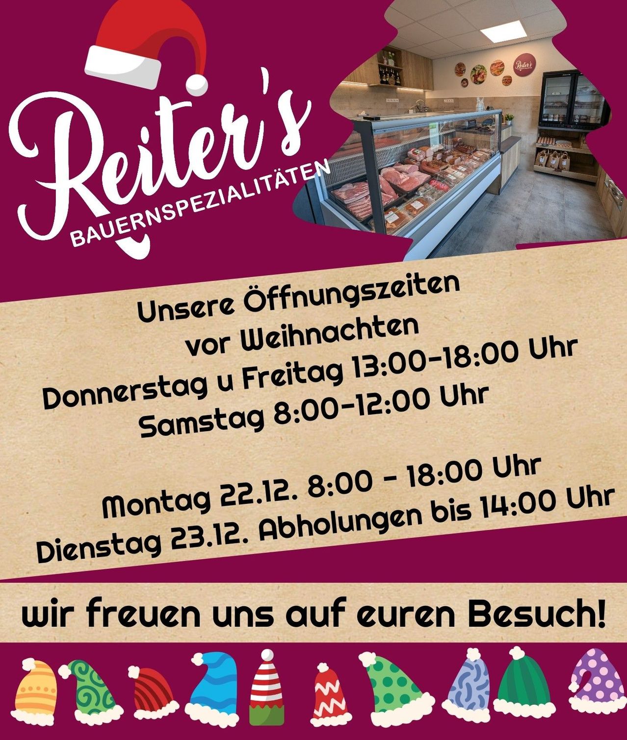 Ein Werbeplakat für den Reiter's Bauernspezialitäten-Laden. Es zeigt eine Fleischtheke und den Innenbereich des Geschäfts. Es listet die Öffnungszeiten vor Weihnachten auf.