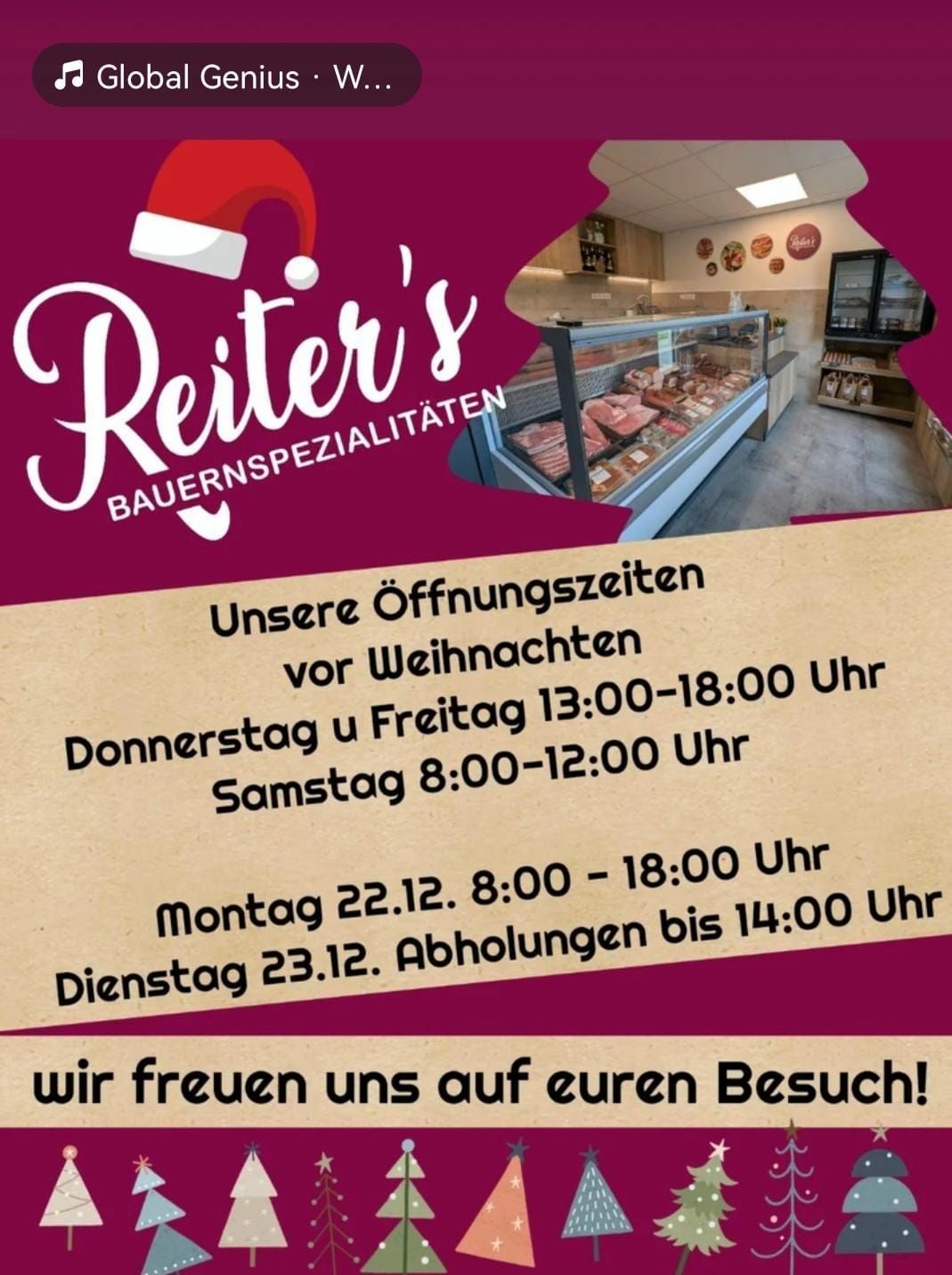 Ein Plakat bewirbt den Metzgerladen Reiter's. Es zeigt eine Fleischtheke und erwähnt die Öffnungszeiten vor Weihnachten, mit spezifischen Zeiten für verschiedene Tage. Das Plakat ist mit einem Weihnachtsmannhut und dem Logo des Ladens dekoriert.