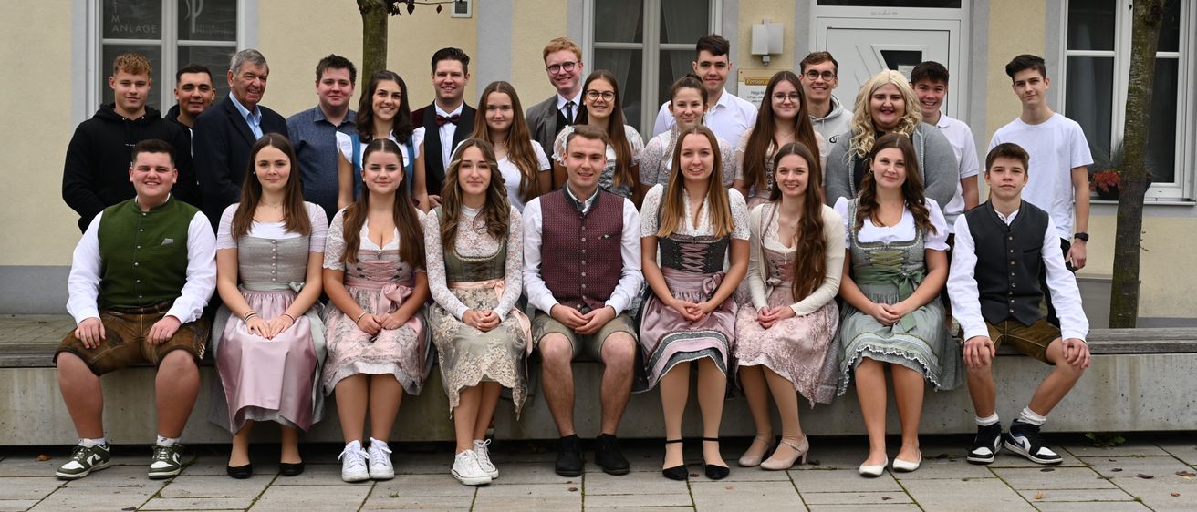 Bild enthält, Groupshot, Person, People, Shoe, Boy, Male, Teen, Adult, Man, Bride