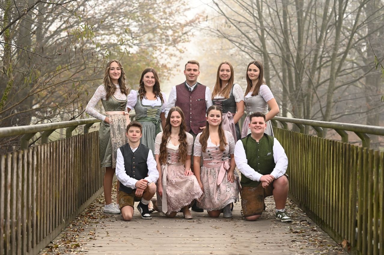 Bild enthält, People, Person, Blouse, Vegetation, Grass, Park, Photography, Portrait, Groupshot, Tree