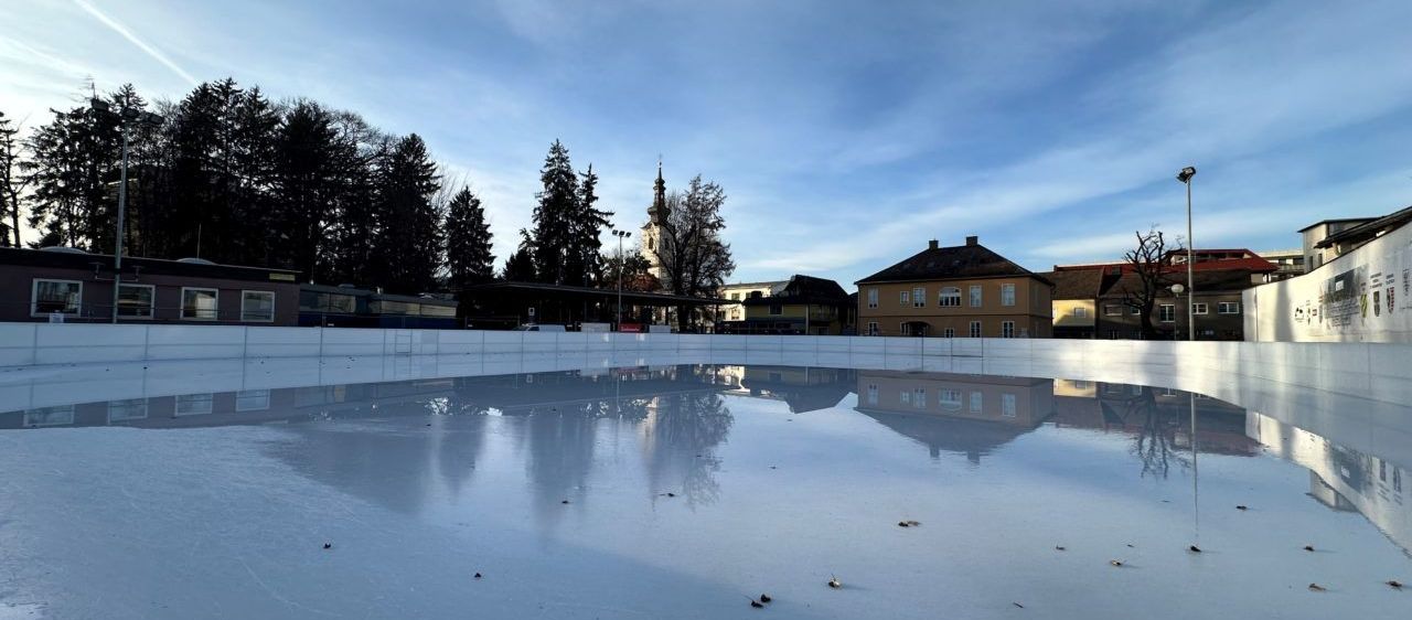 Bild enthält, Architecture, Building, Rink, Skating, Sport, Pool, Swimming Pool, Water