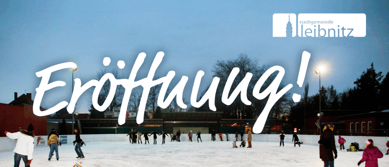 Eine Eisbahn mit Menschen, die skaten, sitzen und stehen, unter einem blauen Himmel mit Bäumen im Hintergrund.