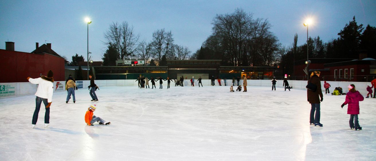 Bild enthält, Person, Ice Skating, Ice Skating Dancing, Performer, Rink, Skating, Sport, Clothing, Jeans, Pants