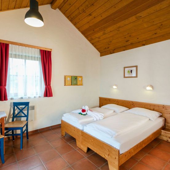 Bild enthält, Indoors, Interior Design, Wood, Computer Hardware, Monitor, Screen, Hotel, Hardwood, Resort, TV