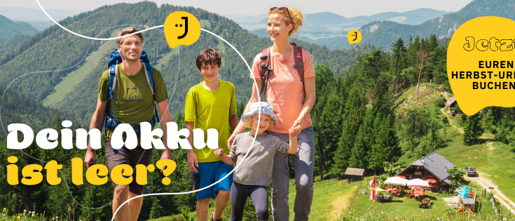Eine vierköpfige Familie wandert mit Rucksäcken in einer malerischen Berglandschaft, ein gelber Sprechblase über ihnen mit der Aufschrift 'Jetzt', und rechts daneben steht 'EUREN HERBST-URLAUB BUCHEN!'.