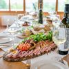 Bild enthält, Brunch, Meal, Nature, Outdoors, Countryside, Food Presentation, Table, Tabletop, Dish, Rural