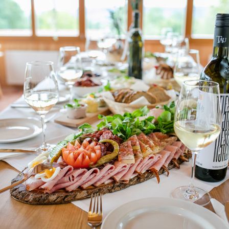 Bild enthält, Brunch, Meal, Nature, Outdoors, Countryside, Food Presentation, Table, Tabletop, Dish, Rural