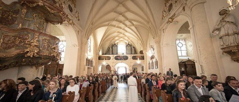 Bild enthält, Indoors, Adult, Female, Person, Woman, Building, Prayer, Chapel, Bride, Face