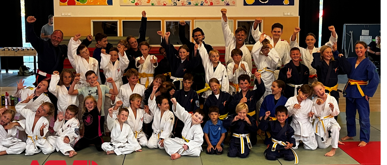 Bild enthält, Judo, Martial Arts, Person, Adult, Female, Woman, Karate, Male, Man, People