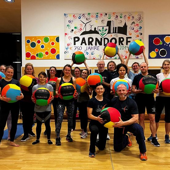 Bild enthält, People, Person, Groupshot, Volleyball (Ball), Adult, Male, Man, Pilates