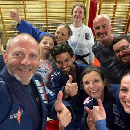 Bild enthält, Finger, Person, People, Adult, Male, Man, Portrait, Glasses, Female, Woman