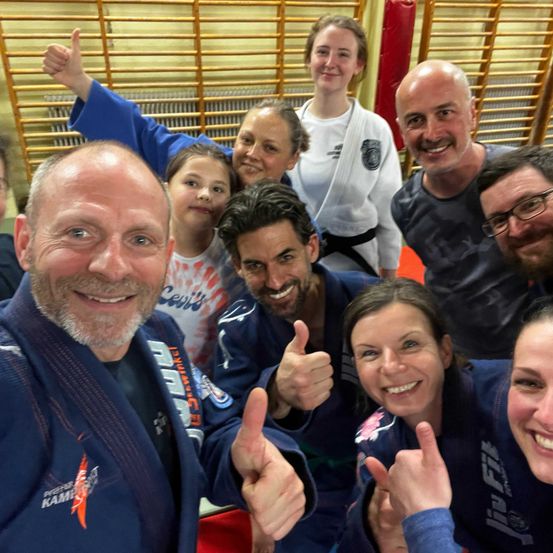 Bild enthält, Finger, Person, People, Adult, Male, Man, Portrait, Glasses, Female, Woman