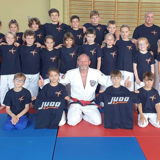 Bild enthält, Groupshot, Person, People, Adult, Male, Man, Boy, Child, Face, Shorts