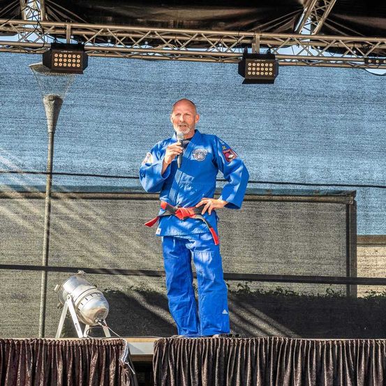 Bild enthält, Performer, Person, Solo Performance, Adult, Male, Man, Jeans, Worker, Face