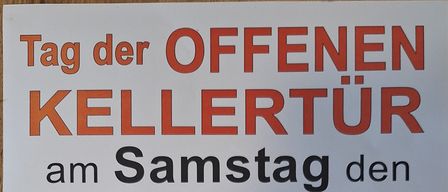 Ein Plakat, das für eine Weinverkostung am Samstag, den 9. August, um 14 Uhr wirbt. Veranstaltet von Fam. Menitz in der Eisenstadterstrasse 18, 2485 Wimpassing/L. Besucher sind eingeladen, Qualitätsweine, Traubensäfte zu probieren und kleine Imbiss zu genießen.