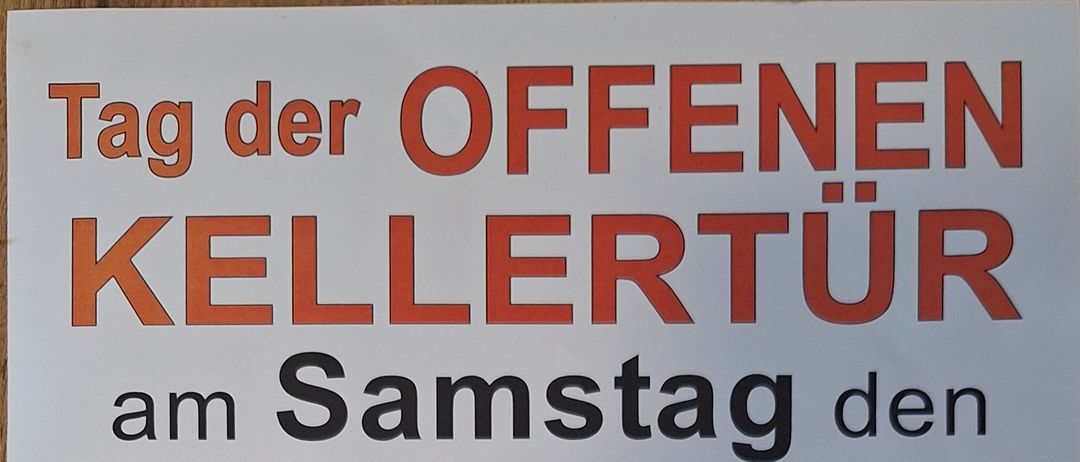 Ein Plakat, das für eine Weinverkostung am Samstag, den 9. August, um 14 Uhr wirbt. Veranstaltet von Fam. Menitz in der Eisenstadterstrasse 18, 2485 Wimpassing/L. Besucher sind eingeladen, Qualitätsweine, Traubensäfte zu probieren und kleine Imbiss zu genießen.