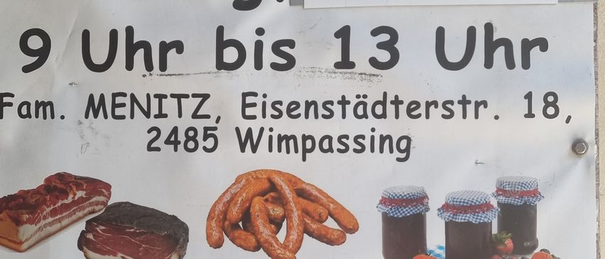 Plakat für den Bauernmarkt mit Fleisch, Würsten, Marmeladen und Beeren. Standort in Eisenstadterstr. 18, Wimpassing. Geöffnet am Samstag, 13. Juni, von 9 Uhr bis 13 Uhr.