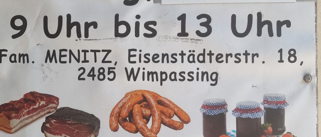 Plakat für den Bauernmarkt mit Fleisch, Würsten, Marmeladen und Beeren. Standort in Eisenstadterstr. 18, Wimpassing. Geöffnet am Samstag, 13. Juni, von 9 Uhr bis 13 Uhr.