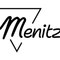Das Bild zeigt eine monochromatische Landschaft mit einer einzelnen Figur im Vordergrund, die einen Schatten auf den Boden wirft. Der Hintergrund ist ein Farbverlauf von dunkel zu hell, was auf eine Veränderung der Zeit oder Stimmung hinweist.