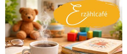 Eine Tasse Kaffee mit Dampf steht auf einer Untertasse auf einem Holztisch mit einem Buch, Spielzeug und einem Teddybären im Hintergrund.