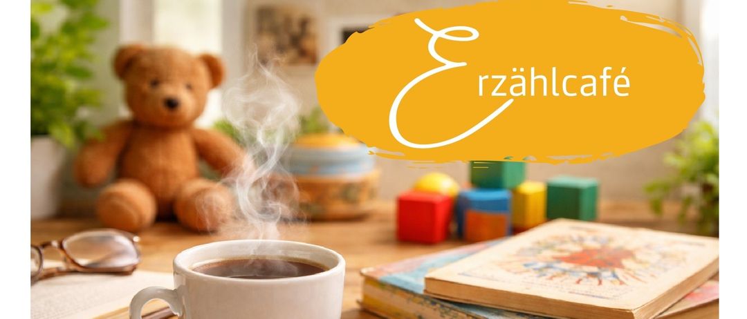 Eine Tasse Kaffee mit Dampf steht auf einer Untertasse auf einem Holztisch mit einem Buch, Spielzeug und einem Teddybären im Hintergrund.