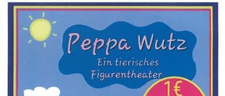 Peppa Pig Figurentheater mit einem 1€-Gutschein, geeignet für Mama, Papa und Kinder, mit Peppa und ihrer Familie auf grünem Hintergrund.