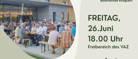 Ein Veranstaltungsposter mit einer Menschenmenge, die an Bänken vor einem Gebäude sitzt und isst. Es heißt 'Einladung zum 2. Feierabend in diesem Jahr' und lädt zum Genuss kulinarischer Spezialitäten und Musik ein.
