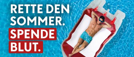 Eine Werbung für eine Blutspendeveranstaltung am Donnerstag, 16. Juli, von 16:30 bis 19:00 Uhr im Veranstaltungszentrum Waldheimatstraße 1. Ein Mann entspannt sich auf einem Schwimmring im Pool.