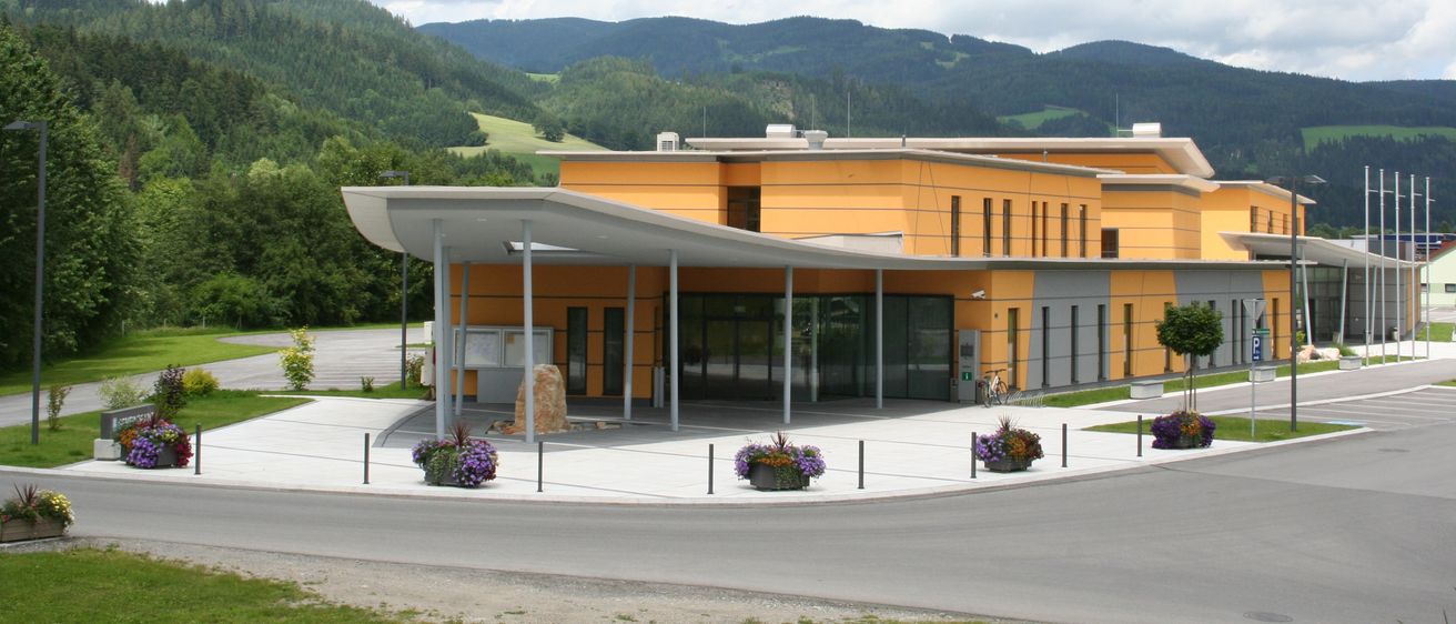 Bild enthält, Architecture, Building, Hotel, Office Building, Grass, Plant, Convention Center