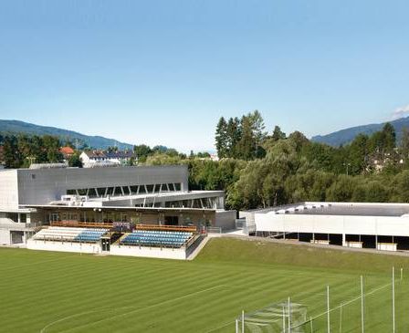 Bild enthält, Field, Grass, Plant, Architecture, Building, Outdoors, Arena, Stadium