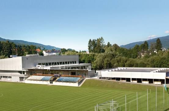 Bild enthält, Field, Grass, Plant, Architecture, Building, Outdoors, Arena, Stadium
