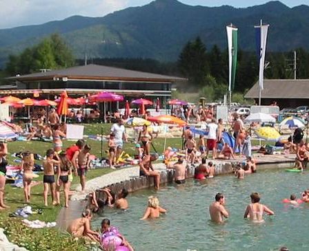 Bild enthält, Water, Person, People, Outdoors, Car, Transportation, Vehicle, Bag, Handbag, Nature