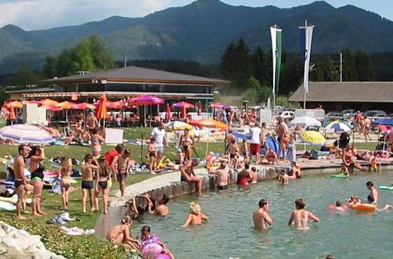 Bild enthält, Water, Person, People, Outdoors, Car, Transportation, Vehicle, Bag, Handbag, Nature