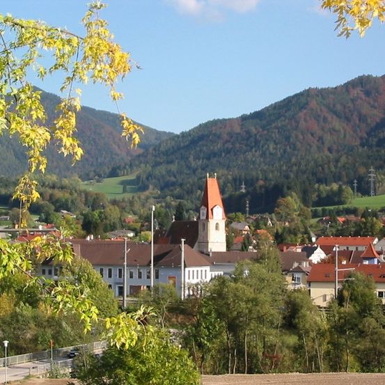 Bild enthält, Nature, Outdoors, Scenery, Neighborhood, Countryside, Tree, Landscape, Vegetation, Rural, Village