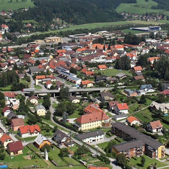 Bild enthält, Neighborhood, Suburb, Outdoors, Architecture, Building, Nature, Cityscape, Urban, Housing, Aerial View