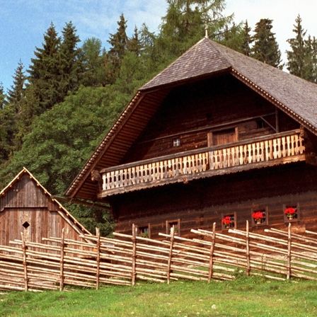 Bild enthält, Building, Housing, Outdoors, Shelter, House, Nature, Cabin, Tree, Countryside, Log Cabin