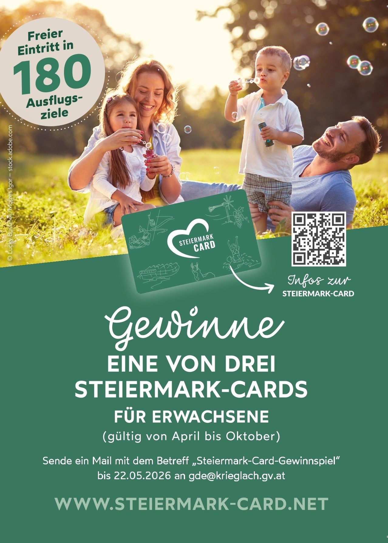 Ein Poster zeigt eine Familie im Freien. Ein QR-Code ist vorhanden. Der Text lautet: 'Gewinnen Sie eine von drei Steiermark-Karten für Erwachsene.' Die Karte ist von April bis Oktober gültig. Senden Sie eine E-Mail mit dem Betreff 'Steiermark-Card-Gewinnspiel'.