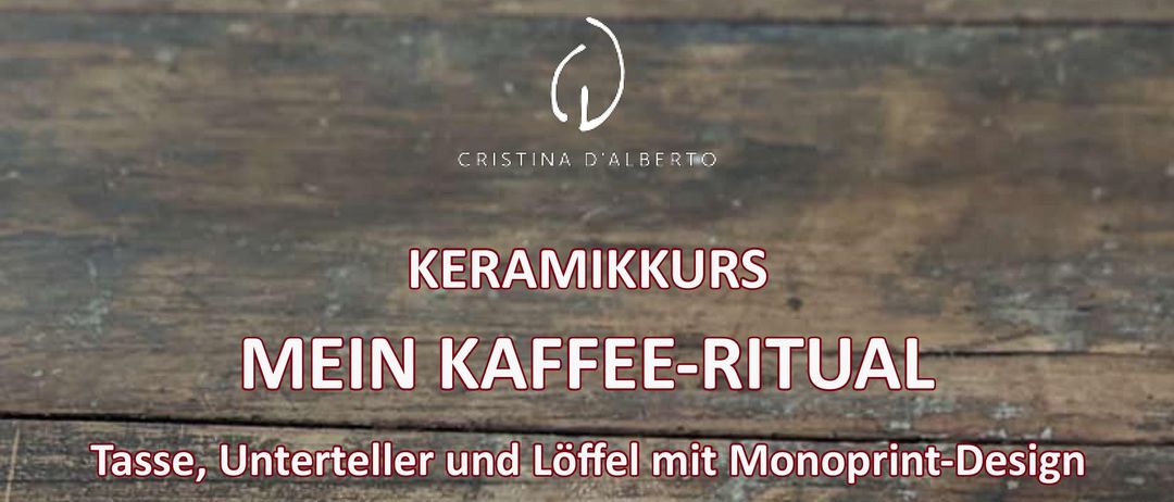 Das Workshop-Bild zeigt eine Kaffeetasse mit Herzdesign auf einer Untertasse, einen Holzlöffel und den Titel 'Mein Kaffee-Ritual.' Es ist ein 3,5-stündiger Kurs zum Erstellen eines individuellen dreiteiligen Kaffeesets.