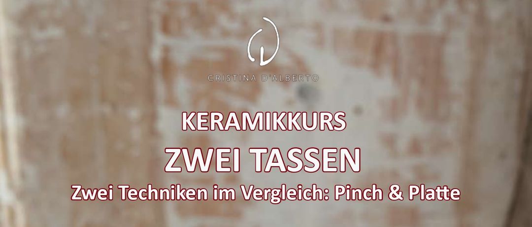 Ein zweitägiger Workshop, um die Vielseitigkeit der Handkeramik zu entdecken. Jeder Teilnehmer fertigt zwei Tassen mit Pinch- und Platte-Techniken an. Eine grüne Tasse und eine weiße Tasse stehen auf einem Holztisch.