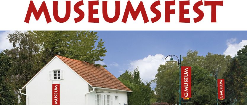 Werbung für eine Museumseröffnungsfeier. Ein weißes Haus mit rotem Dach ist zu sehen. Der Text lautet: 'Wir feiern 36 Jahre Römermuseum Ratschings. Samstag, 6. Juni 2026 Ratschings, Museumsplatz'. Für den Tag sind verschiedene Aktivitäten geplant.