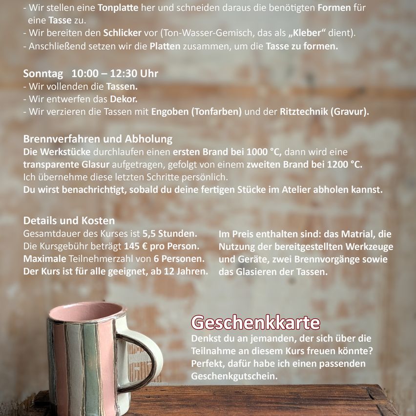 Das Bild zeigt eine Tasse auf einer Holzoberfläche mit Text in Deutsch über einen Kurs. Der Text beschreibt den Zeitplan, die Kosten und den Prozess eines Töpferkurses. Die Teilnehmer erstellen Tassen, glasieren sie und lernen über das Brennen.