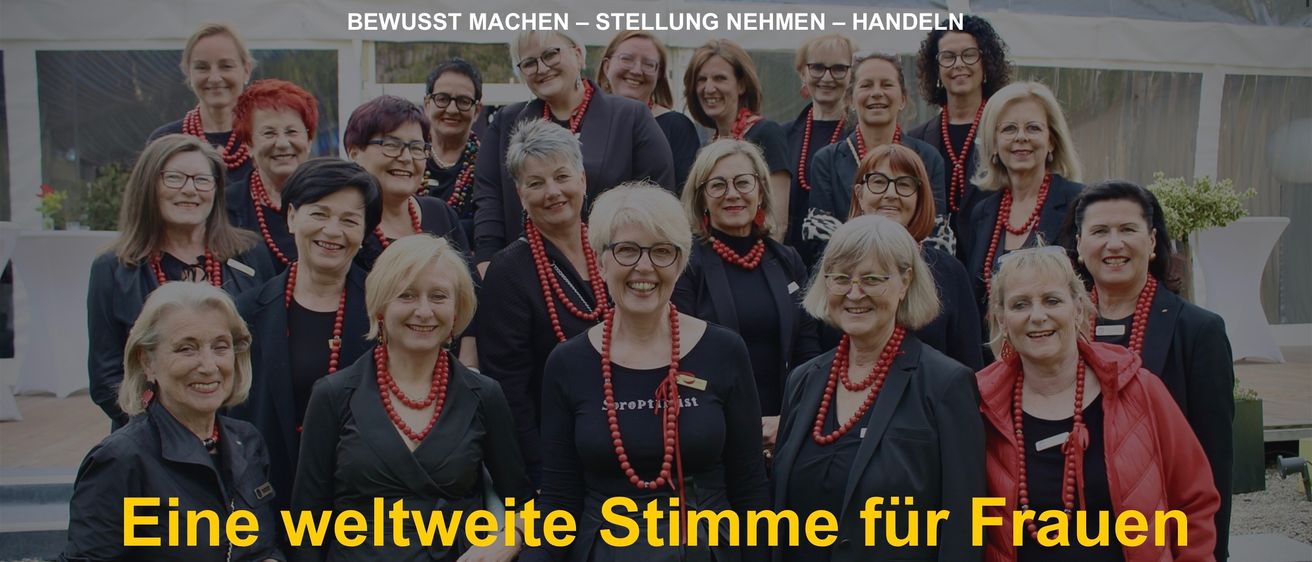 Bild enthält, People, Person, Adult, Female, Woman, Graduation, Photography, Groupshot, Face, Portrait