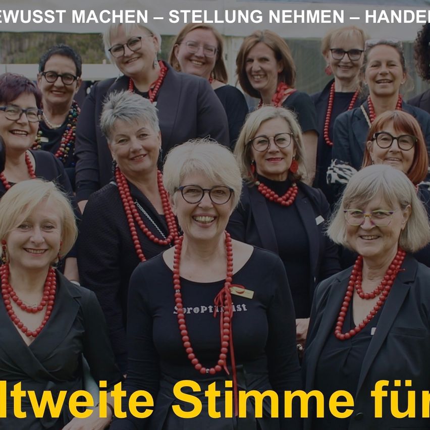 Bild enthält, People, Person, Adult, Female, Woman, Graduation, Photography, Groupshot, Face, Portrait