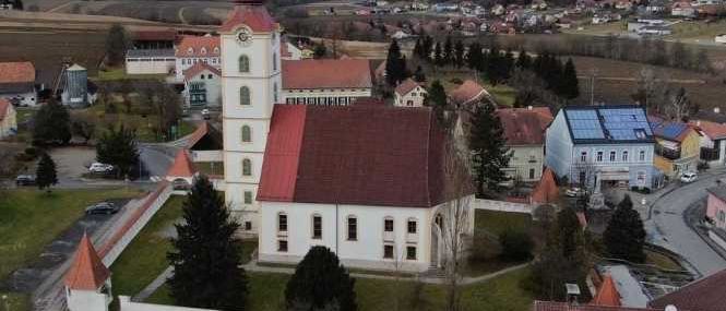 Bild enthält, Building, Monastery, Outdoors, City, Clock Tower, Bell Tower, Neighborhood, Countryside, Nature, Housing