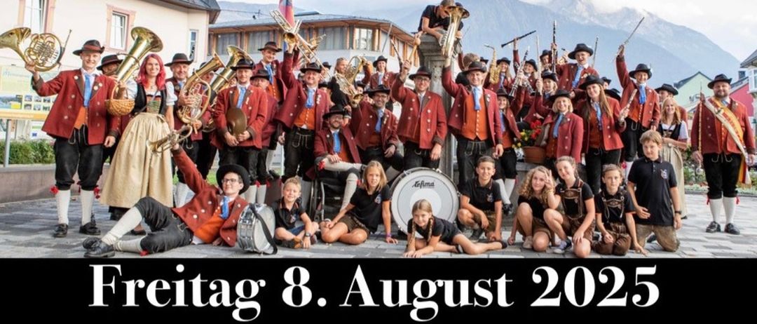 Werbeplakat für eine Veranstaltung in Kötschach mit einer Blaskapelle in traditioneller Kleidung, Logo und Sponsoren. Datum: Freitag, 8. August 2025, Beginn um 18:00 Uhr. Weitere Informationen auf der Website: www.otk-koetsach.at.