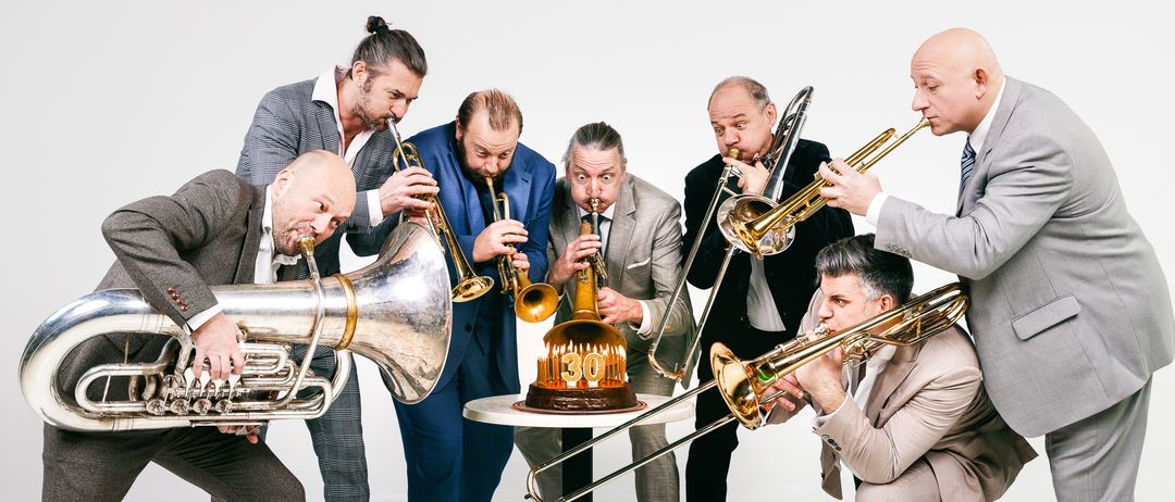 Bild enthält, Group Performance, Music Band, Musical Instrument, Person, People, Adult, Male, Man, Shoe, Tuba