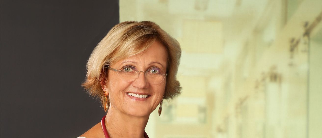 Bild enthält, Adult, Female, Person, Woman, Face, Head, Clothing, Shirt, Stethoscope, Shorts