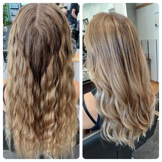 Zwei Bilder von einem Frauenhaar, eines vor und eines nach einer Farbbehandlung. Das erste Bild zeigt dunkleres Haar mit natürlichen Wellen. Das zweite Bild zeigt helleres Haar mit einem Farbverlauf.